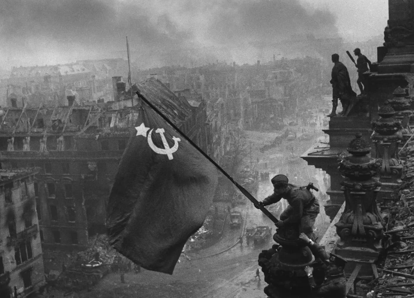 Знамя Победы над Рейхстагом, фото Евгения Халдея, 2 мая 1945 года