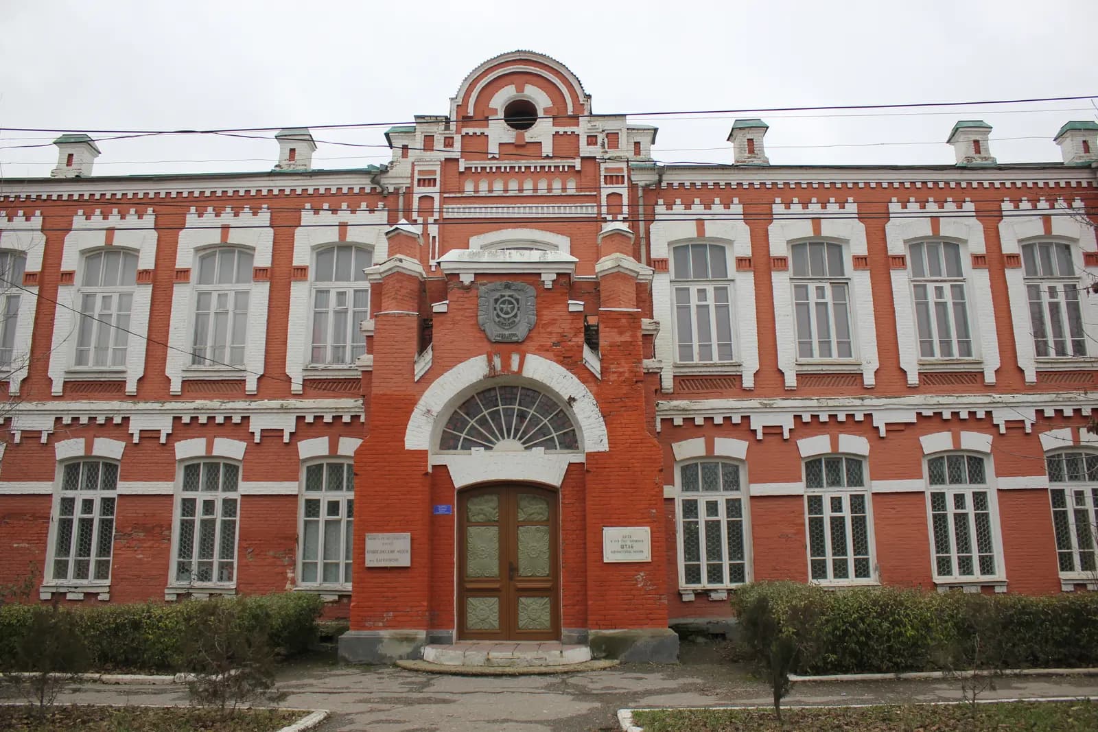 Краснокирпичное здание краеведческого музея имени Багратиона в Кизляре, построенное в 1913 году