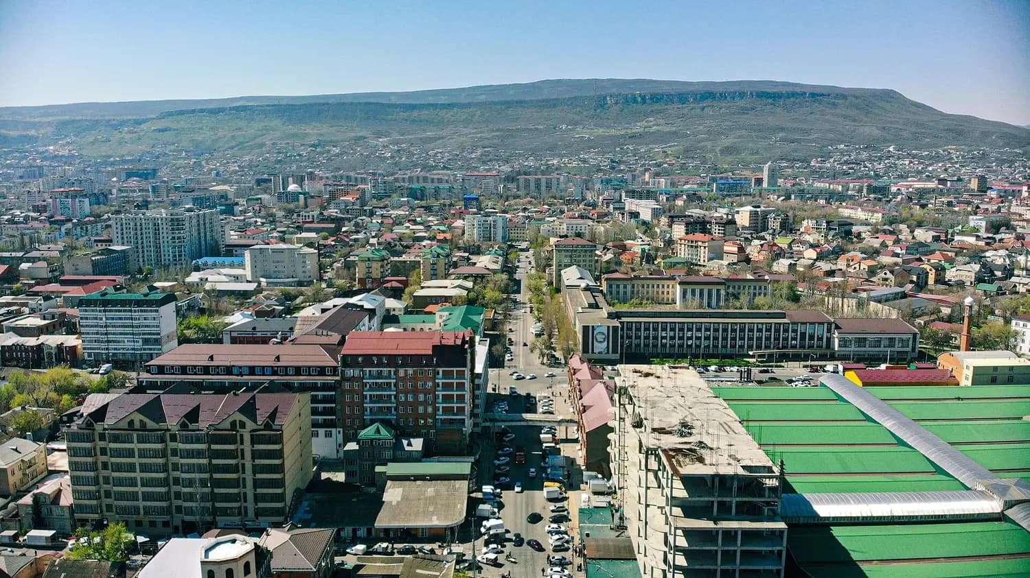 Панорама Махачкалы с высоты: городские кварталы на фоне столовой горы Тарки-Тау