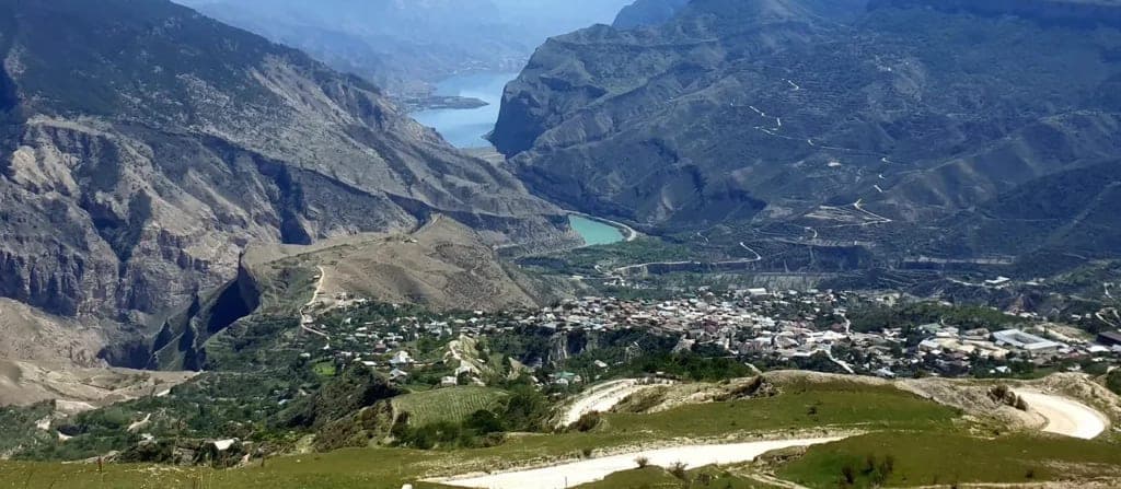Панорама Унцукуля с высоты: село и Ирганайское водохранилище среди гор