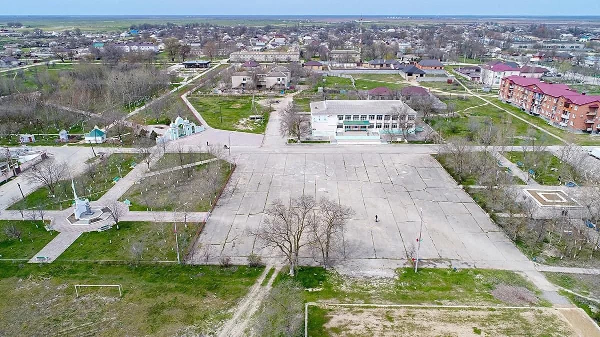 Аэрофотоснимок Южно-Сухокумска: центральная площадь, памятник, школа и жилая застройка
