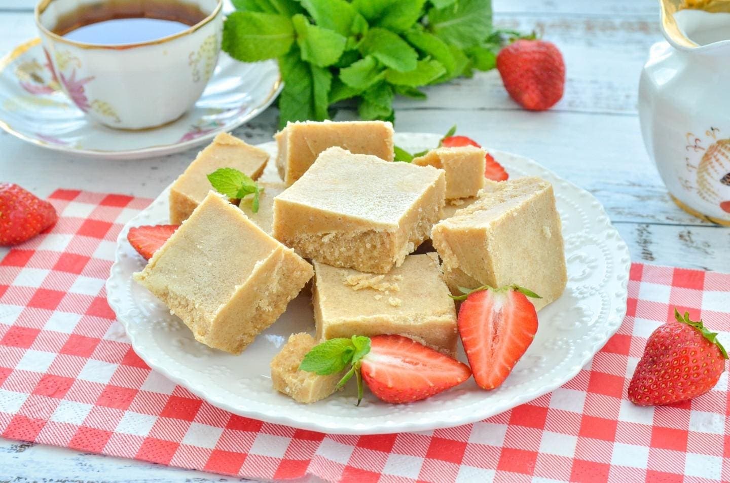 Дагестанская мучная халва, нарезанная ромбиками, с ягодами и чаем