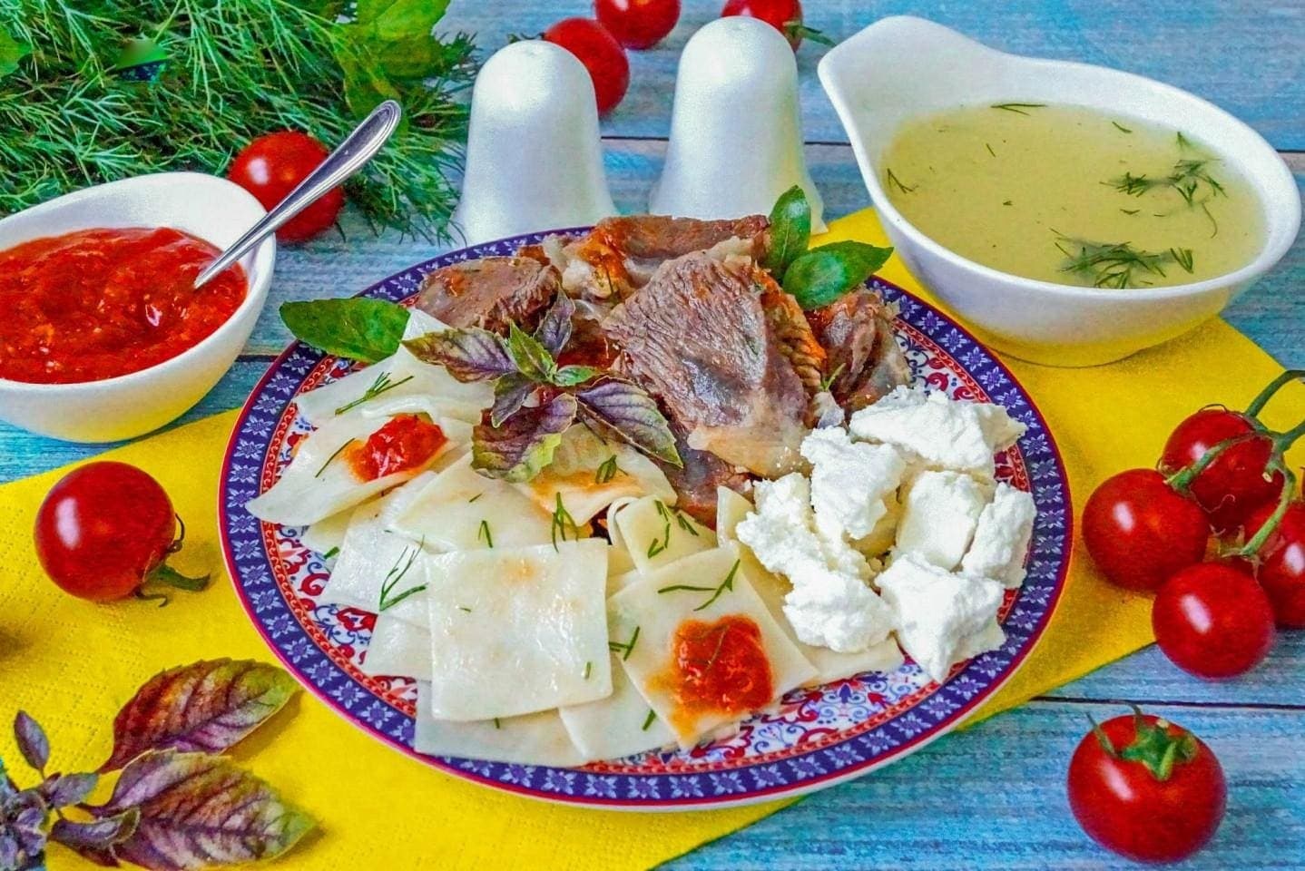 Лезгинский хинкал: тонко нарезанное тесто, мясо, творог и соус из томата с чесноком