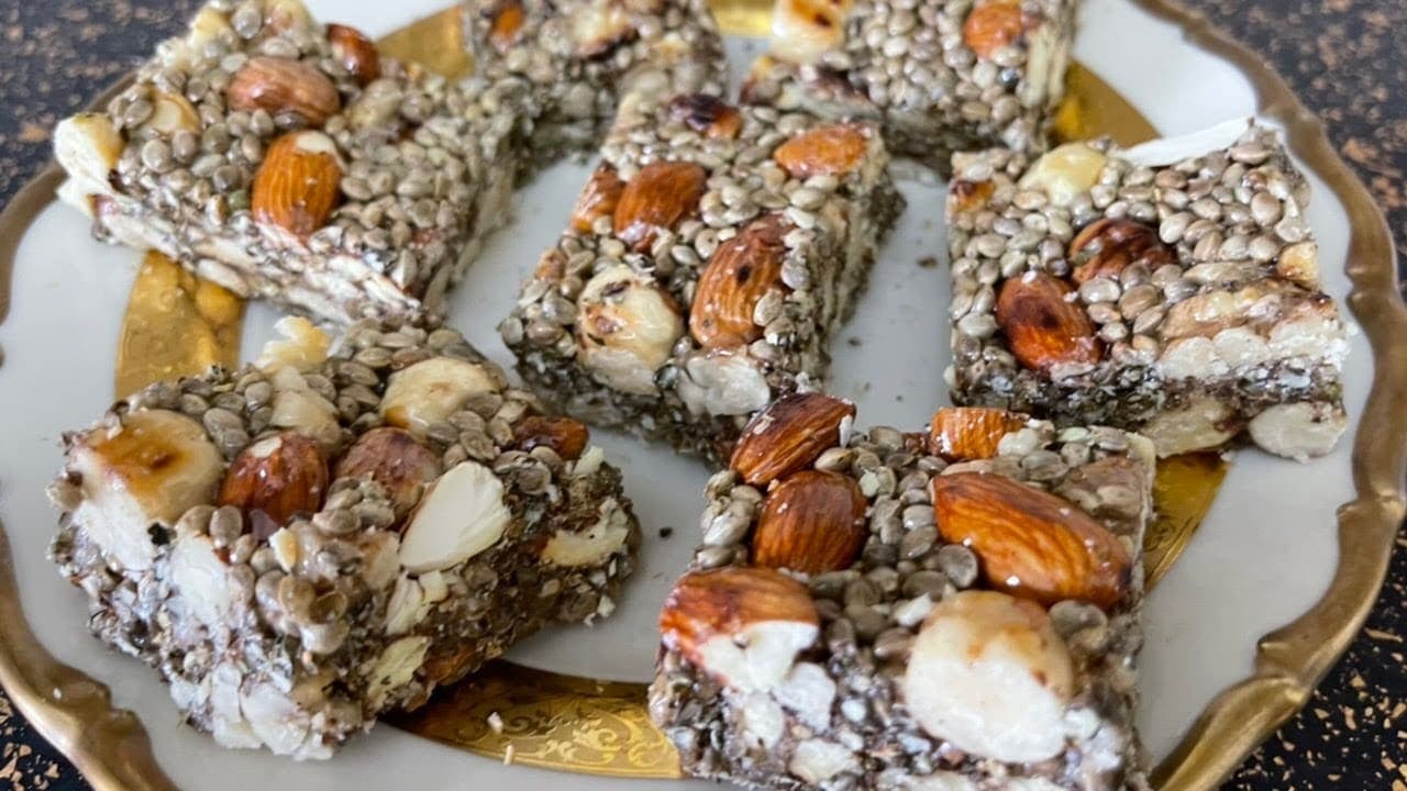 Козинаки с миндалём и фундуком на ореховой основе, нарезанные на квадраты