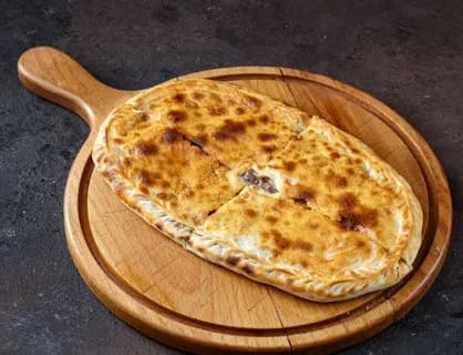 Къячи — лакский пирог с бараньим фаршем и косичкой по краю
