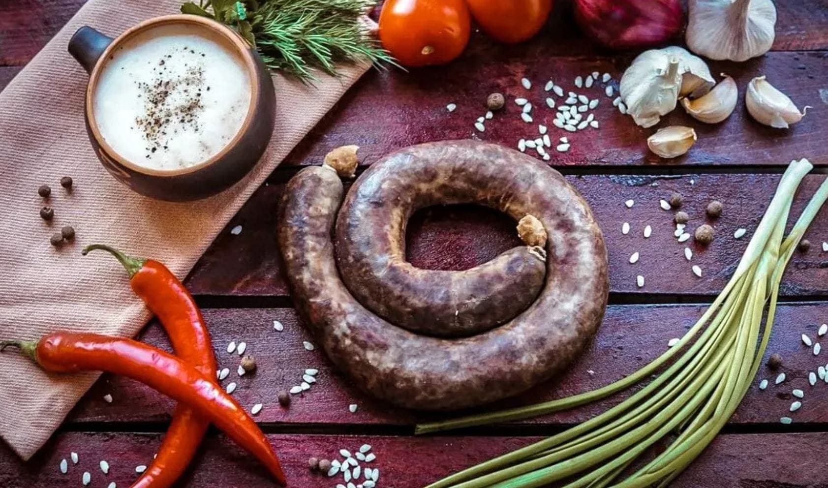 Домашняя сохта — свёрнутая кольцом дагестанская колбаса из ливера на разделочной доске