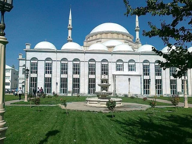 Центральная Джума-мечеть в Махачкале: белые купола, минареты и фонтан во внутреннем дворе