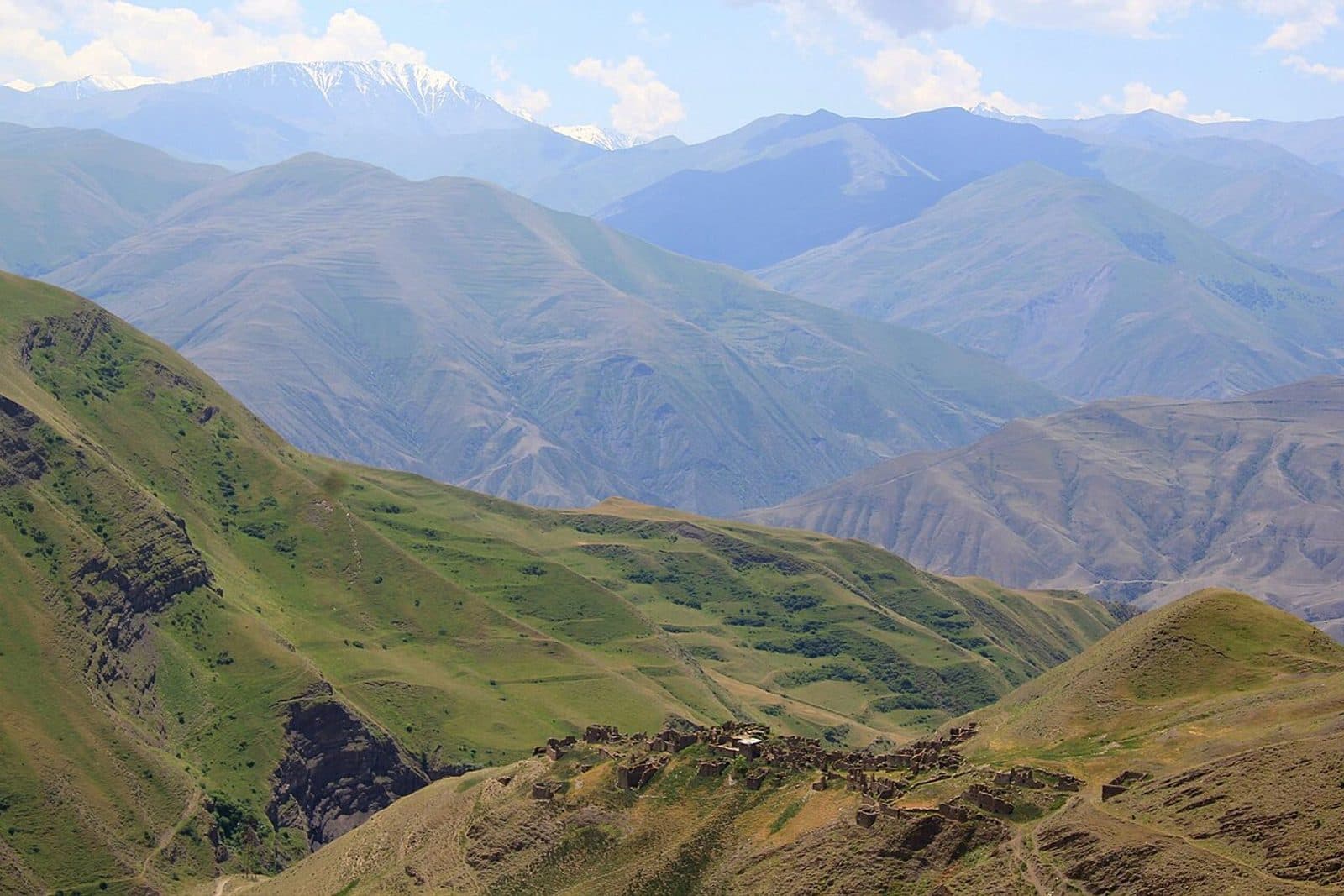 Панорама горного аула среди зелёных хребтов Дагестана