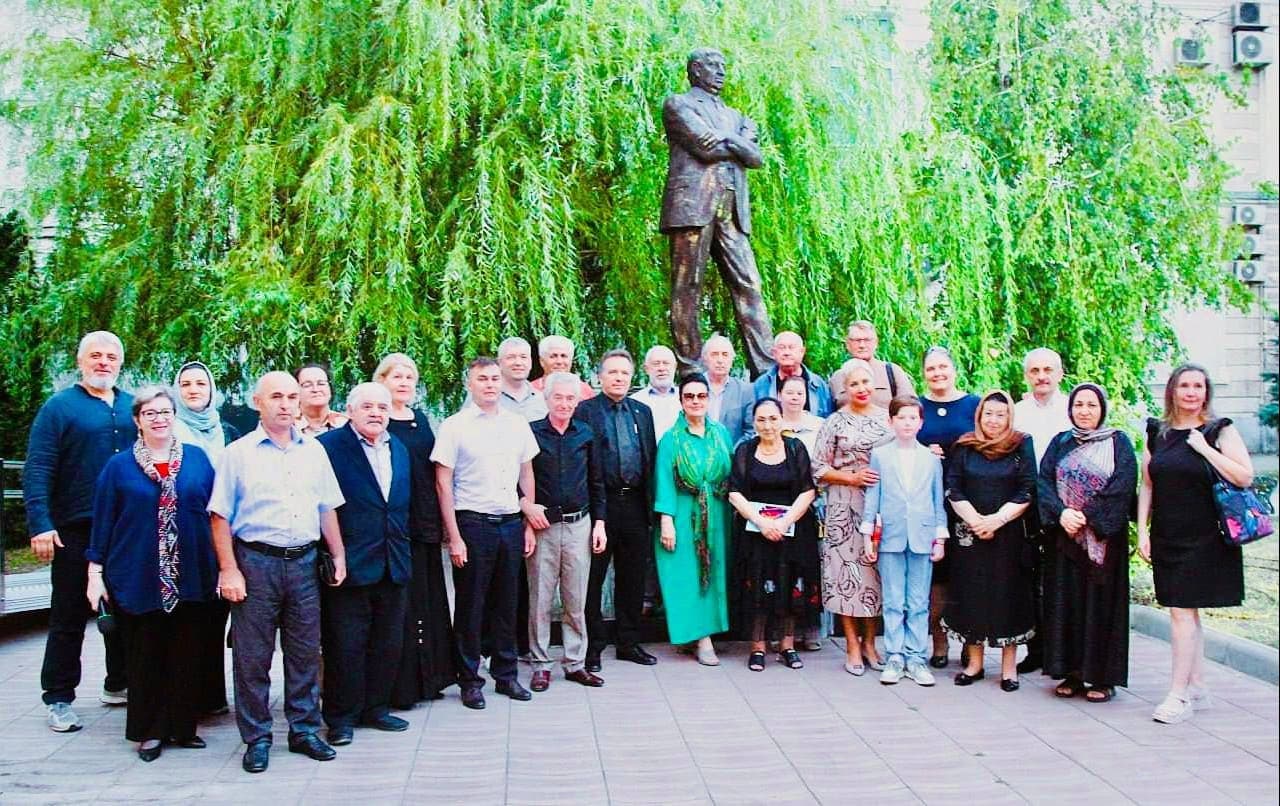 Групповое фото участников Гамзатовского фестиваля у памятника