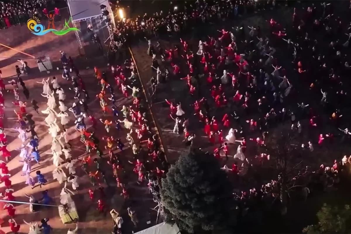 Вид сверху на сотни танцоров, исполняющих массовую лезгинку в Махачкале