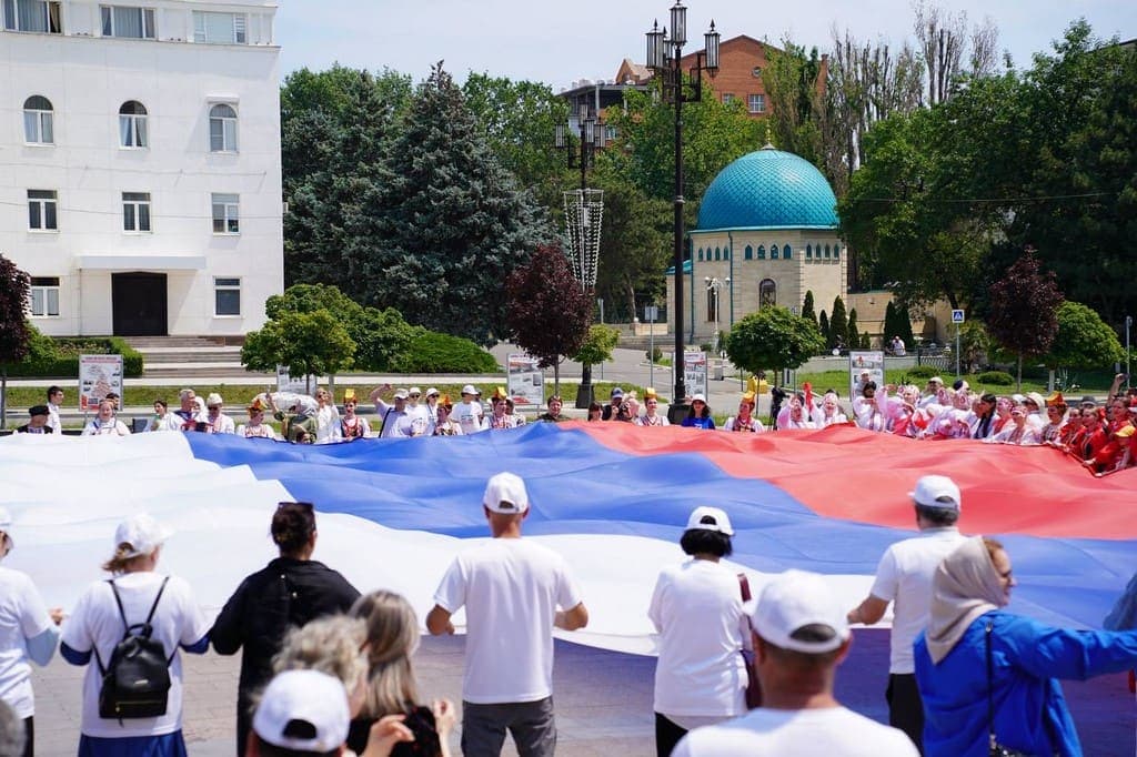 Праздничные мероприятия ко Дню России на площади в Дагестане