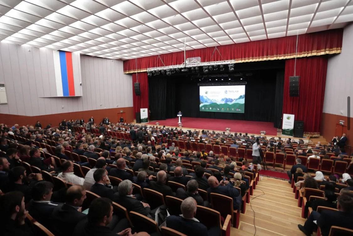 Пленарное заседание международного форума в Махачкале с флагами и гербом
