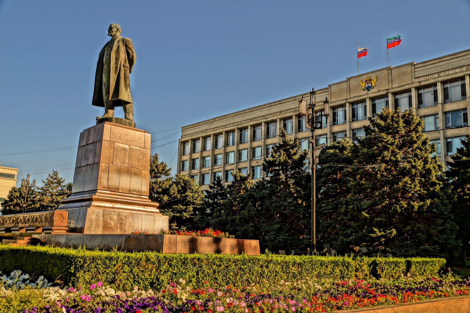 Памятник Ленину на площади Ленина в Махачкале на фоне здания правительства Дагестана