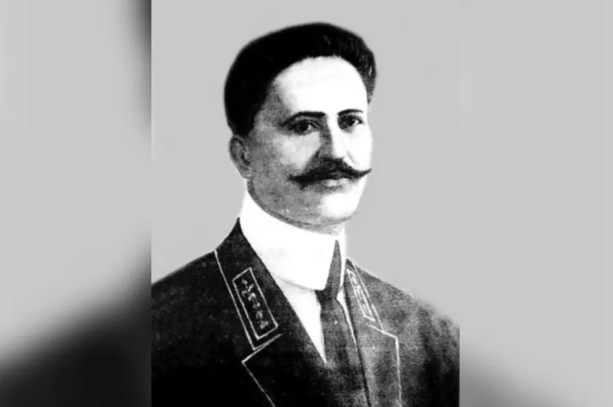 Чёрно-белый портрет Махача Дахадаева: молодой мужчина с усами в тёмном мундире с погонами