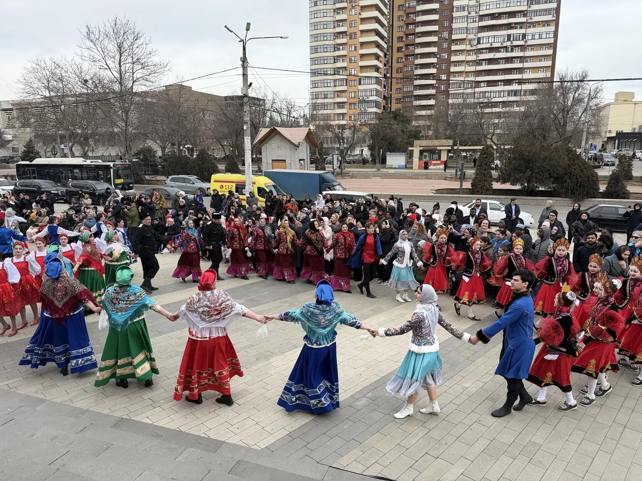 Большой хоровод в национальных костюмах на площади в Махачкале на празднике Масленицы