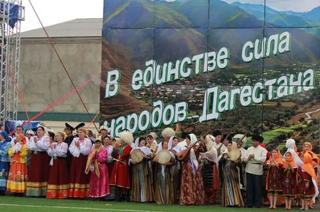 Ансамбли в национальных костюмах разных народов Дагестана на празднике под баннером «В единстве сила народов Дагестана»