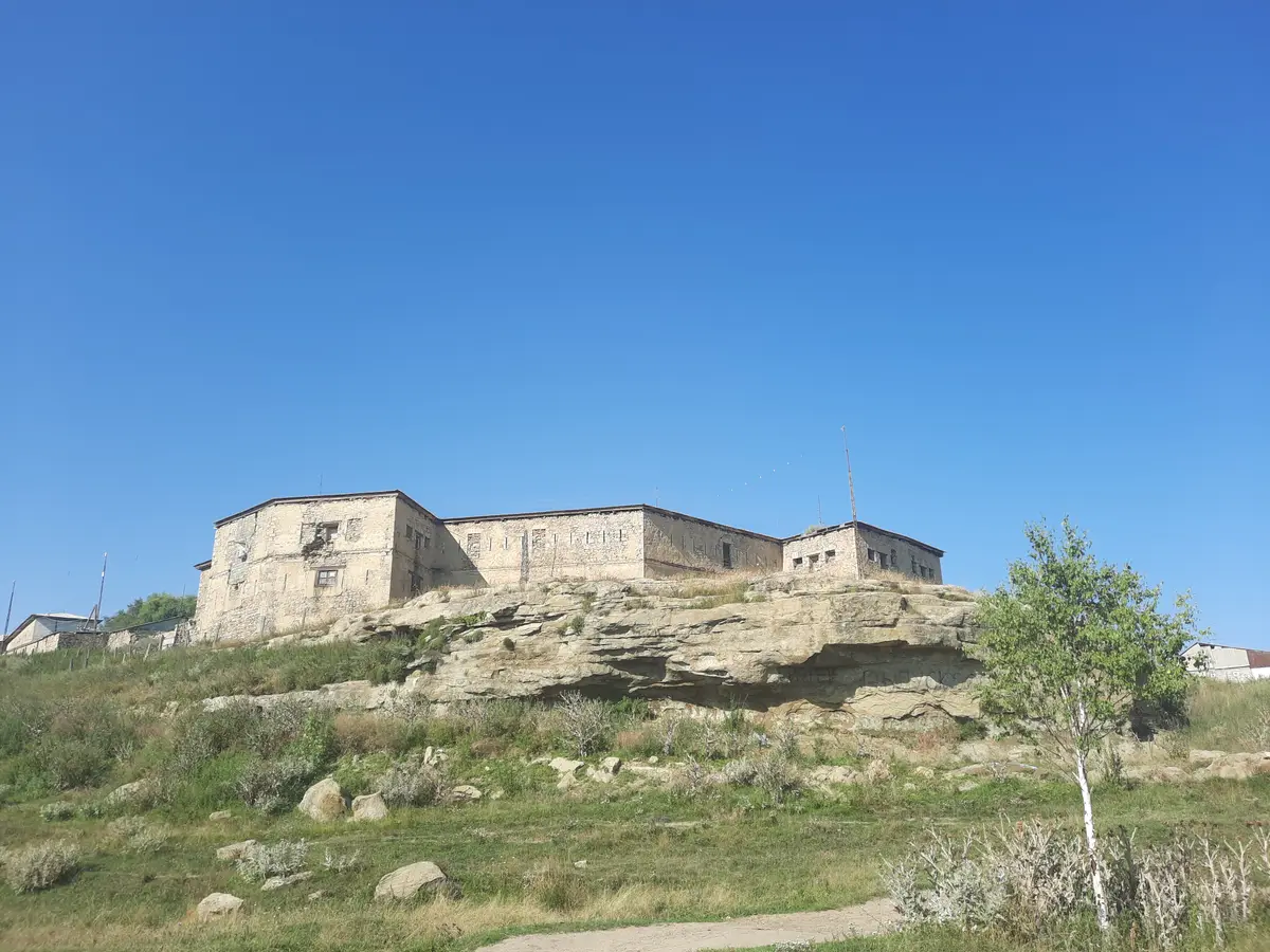 Каменная крепость на скальном выступе Хунзахского плато под ясным небом