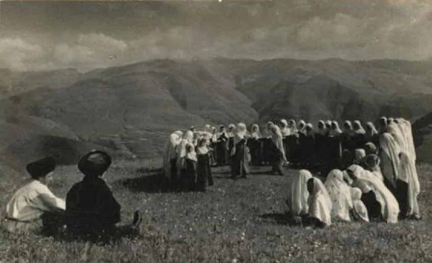 Круговая лезгинка на свадьбе в даргинском селе Кубачи, историческое фото 1936 года