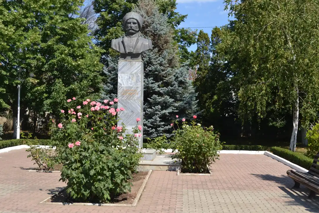 Бюст даргинского поэта Омарла Батырая среди роз в сквере Избербаша