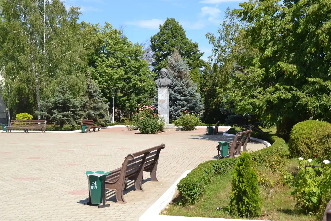 Сквер с лавочками у даргинского театра в Избербаше