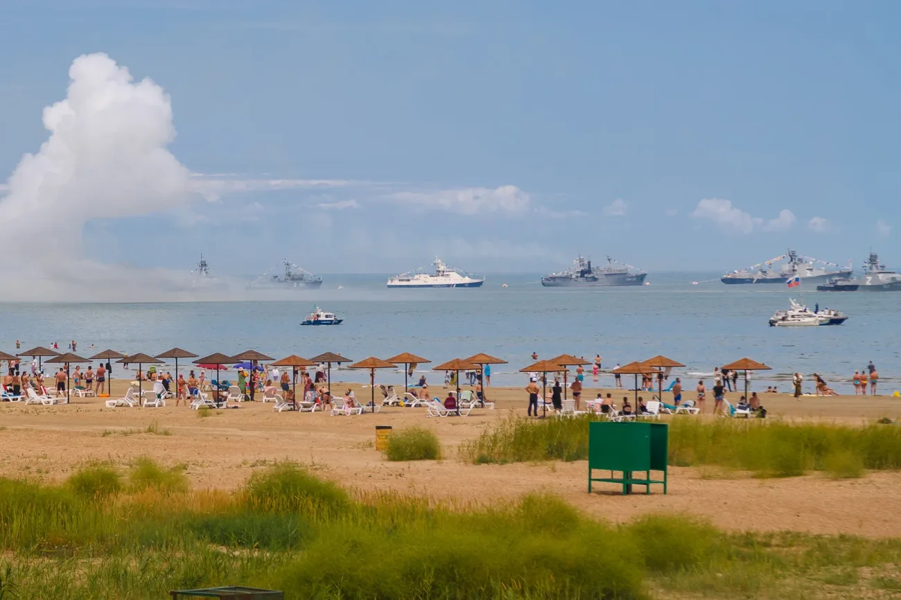 Парад кораблей Каспийской флотилии на День ВМФ у берега Каспийска, вид с пляжа