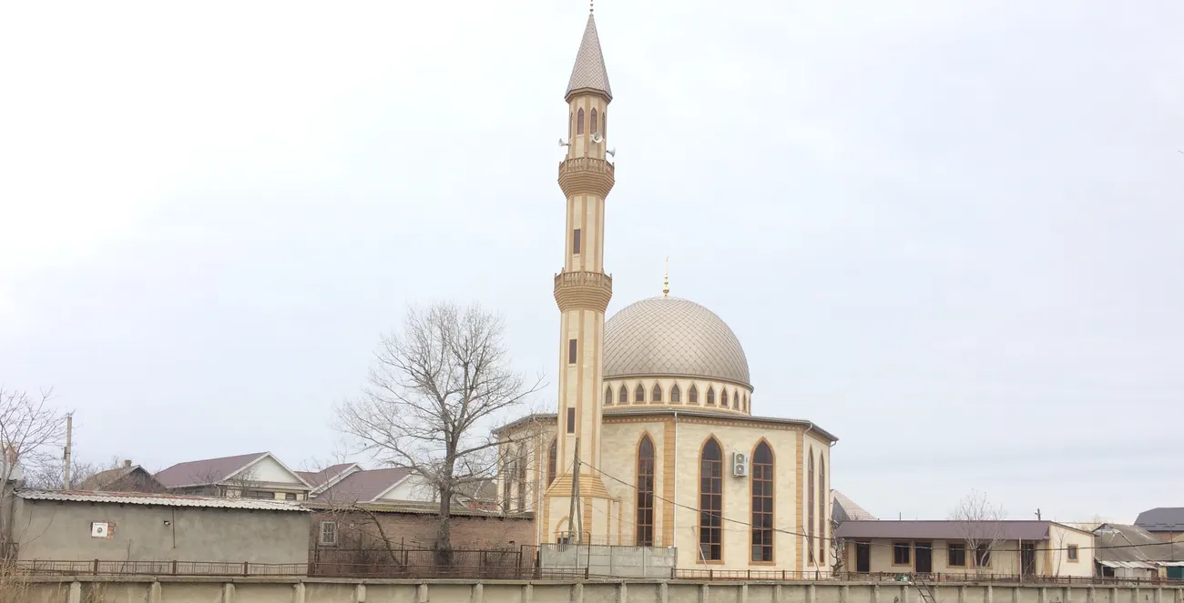 Мечеть в Кизляре с высоким минаретом на фоне пасмурного неба