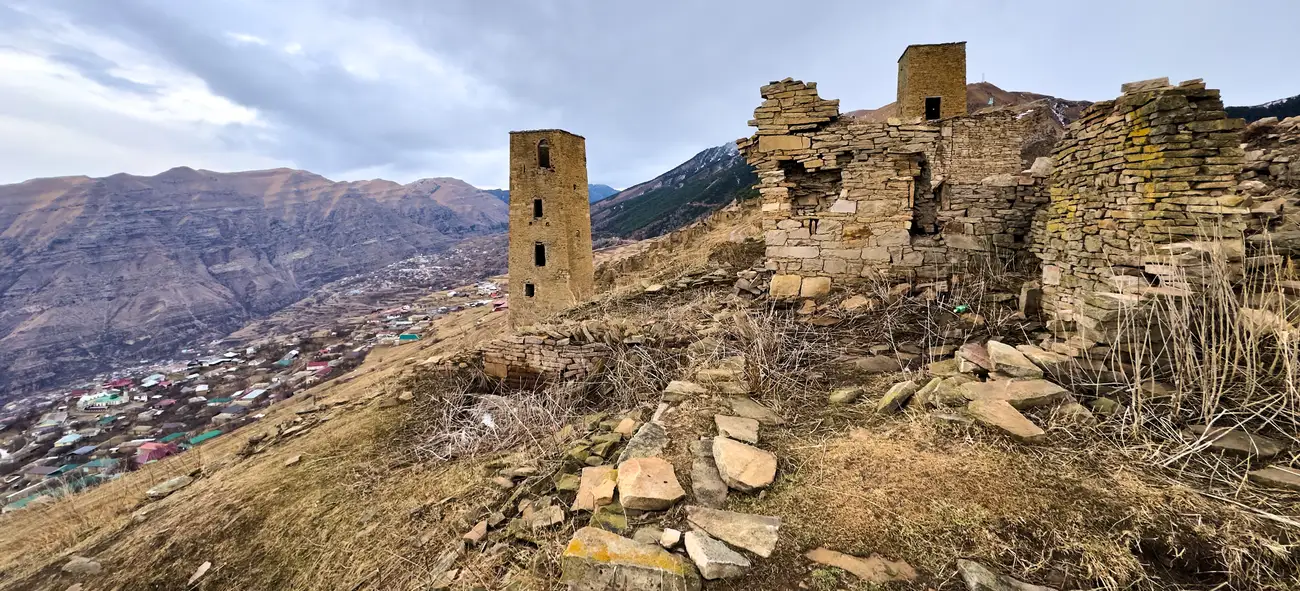 Панорама Гоорской башни на обрыве, внизу в долине видно новое село Гоор