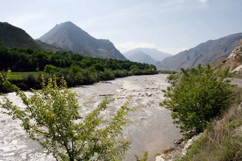 Мутная бурлящая вода Кара-Койсу на порогах в горном ущелье Дагестана