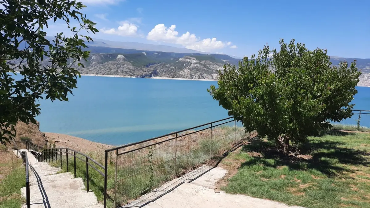 Вид на бирюзовое водохранилище с территории Нескучного сада, лестница спускается к воде