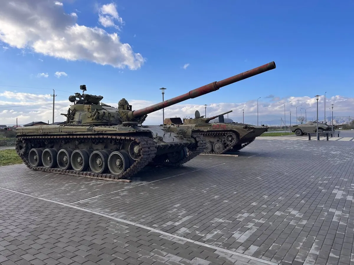 Танки с длинными орудийными стволами на открытой площадке парка «Патриот»