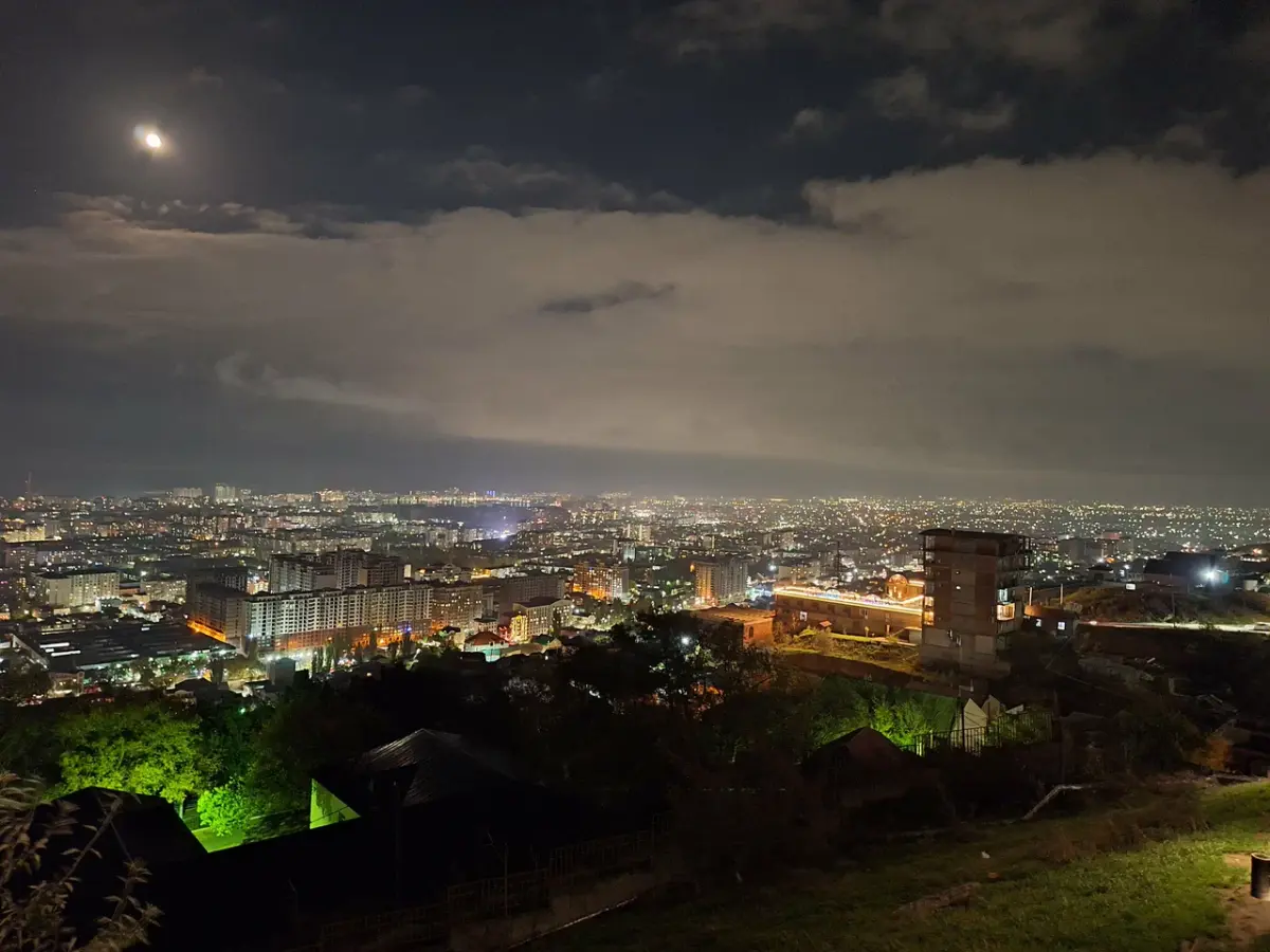 Ночная панорама Махачкалы с огнями города со склона Тарки-Тау