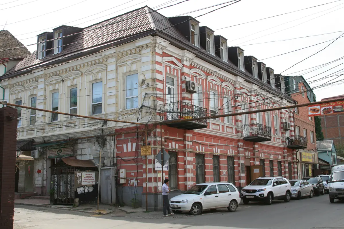 Дом Союза архитекторов на улице Буйнакского, 23 — историческое кирпичное здание с балконами