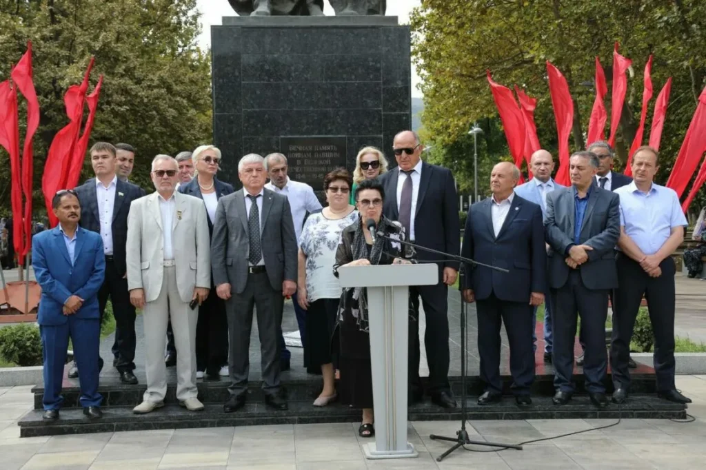 Церемония у памятника павшим воинам на открытии Гамзатовского фестиваля «Дни белых журавлей»