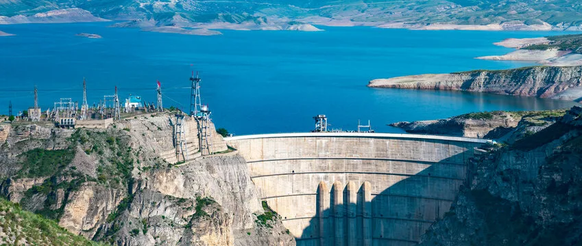 Чиркейская ГЭС и плотина на фоне бирюзовой глади Чиркейского водохранилища