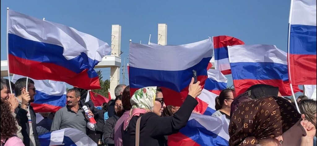 Жители Дагестана с российскими флагами на праздновании Дня России