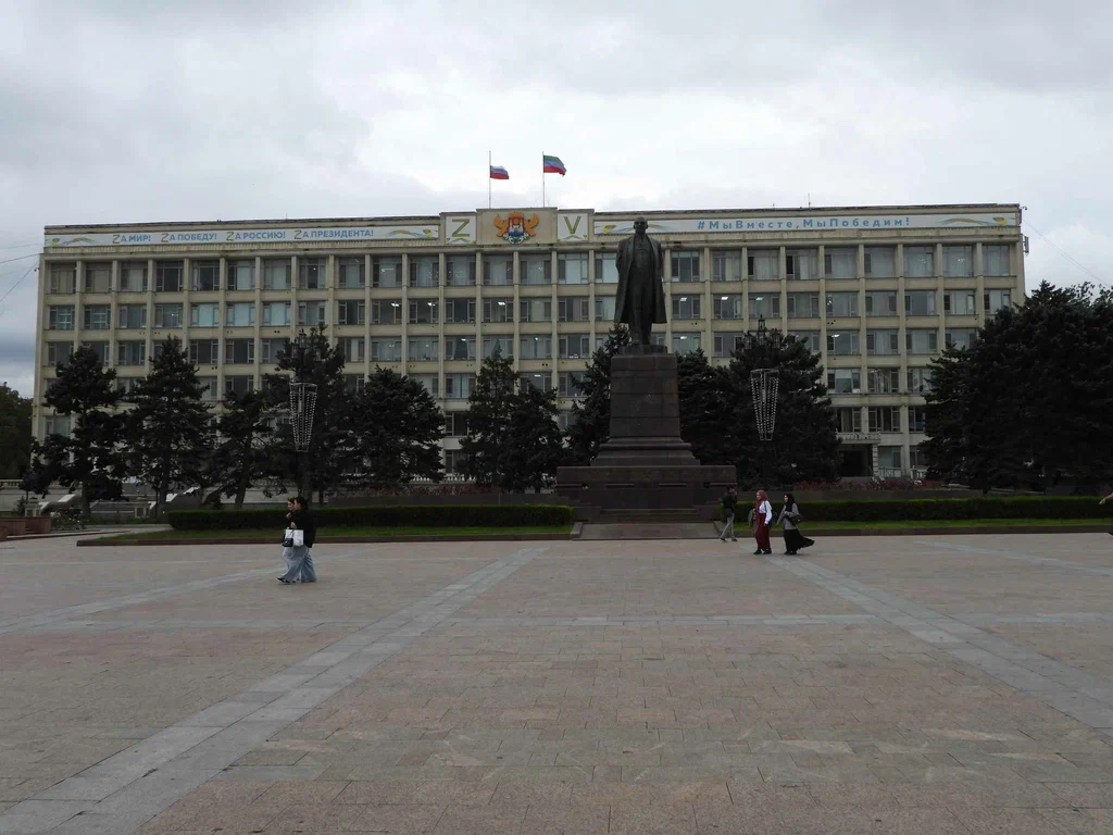 Памятник Ленину на фоне здания правительства Дагестана на площади Ленина в Махачкале
