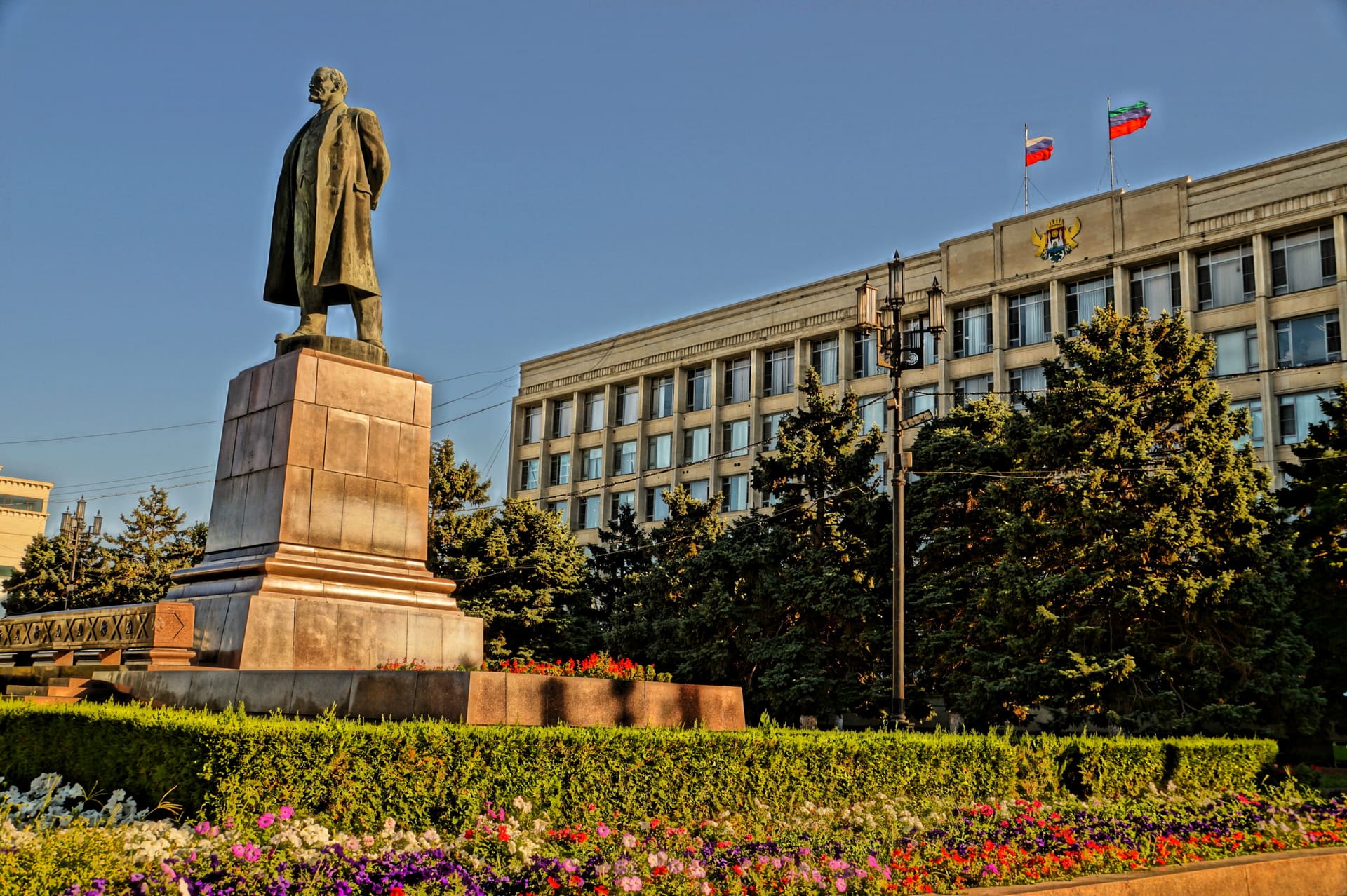 Памятник Ленину на площади Ленина в Махачкале на фоне здания правительства Дагестана
